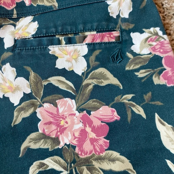 Volcom Floral Shorts Y2K Green Womens Size 26 Low Rise - Picture 6 of 7